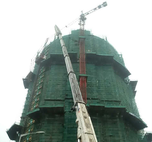 五寨吊车在工地上作业